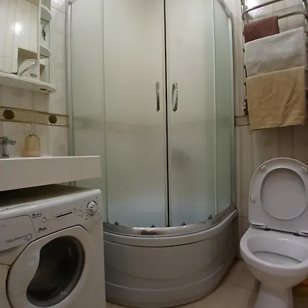 возле оперы Apartment Lviv
